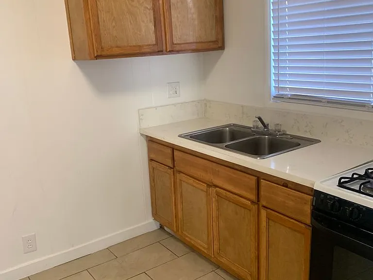 124 Chester Ave — Photo 16