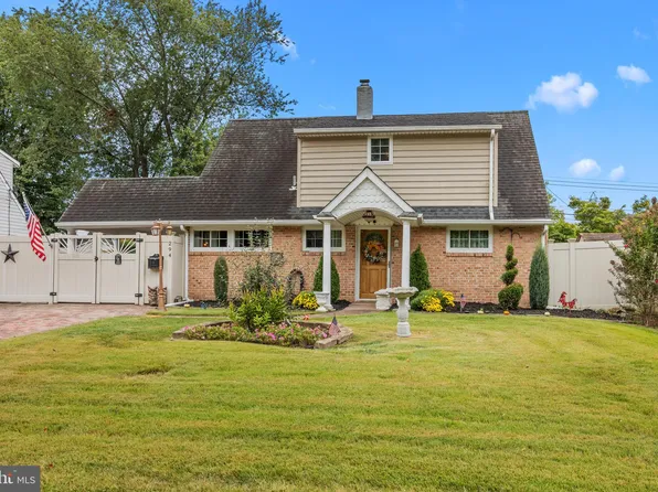 294 Crabtree Dr, Levittown, PA 19055