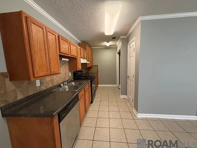 223 Oak St — Photo 3