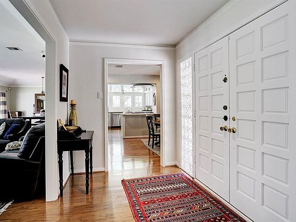 Light and bright this entrance hall give you a taste of what's to come!