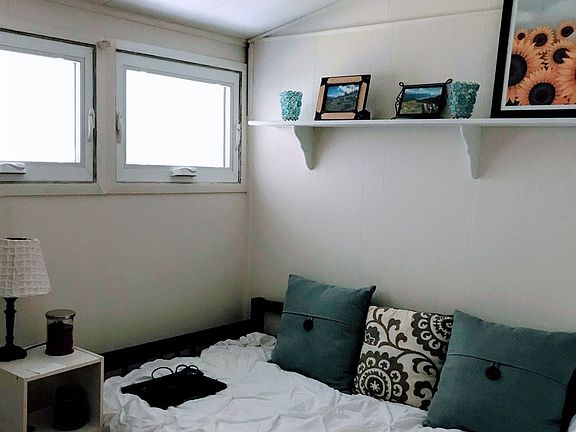 small second bedroom (8x10 feet)