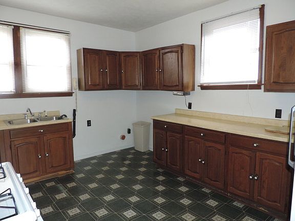 4th image of 560 W 2nd St
