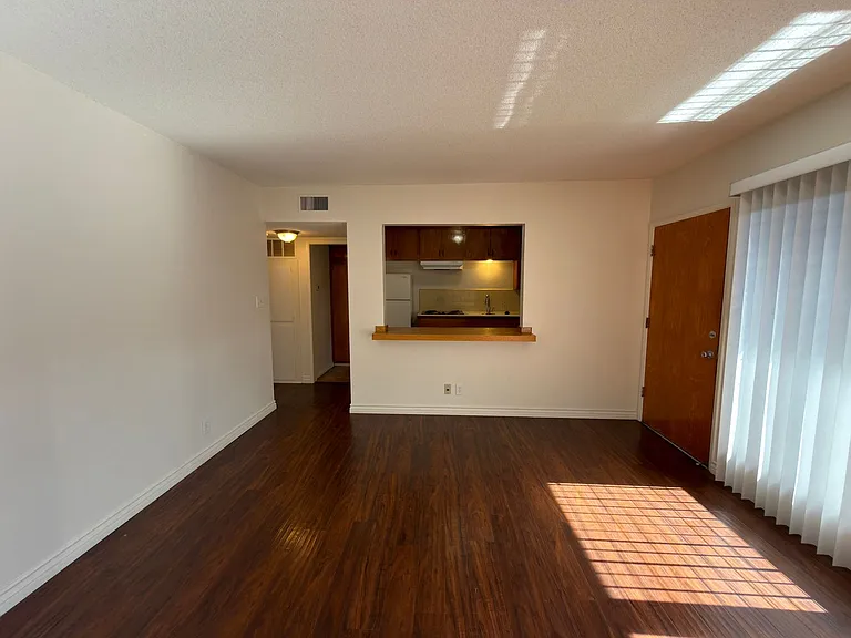 304 E Almond Ave — Photo 3