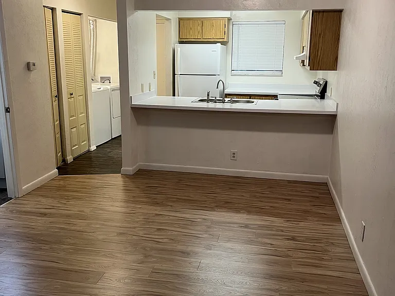 2560 SW 31st Pl — Photo 3