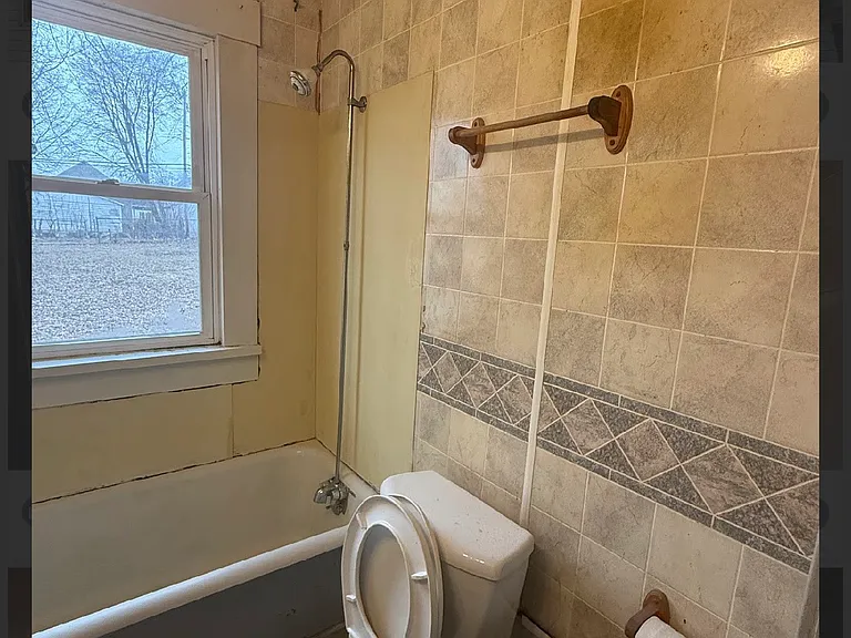 1553 E Hickory St — Photo 3