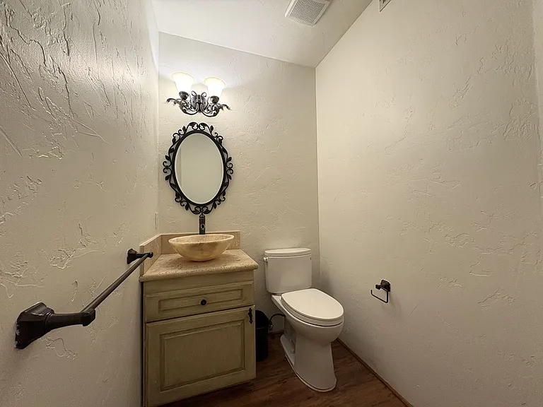 712 Elizabeth Ln — Photo 7