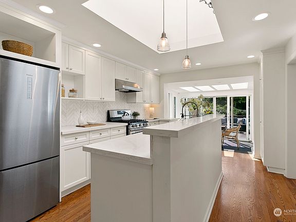 5th image of 10325 15th Avenue NW