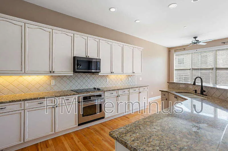 3 bed, 3.5 bath, 3190 sqft, $3,350 — Photo 3