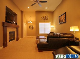 216 Cambridge Dr, West Des Moines, IA 50266