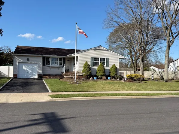 189 N Iowa Avenue, Massapequa, NY 11758