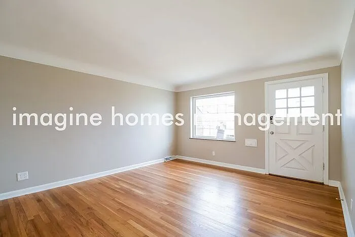 3 bed, 1.0 bath, 1274 sqft, $2,395 — Photo 2