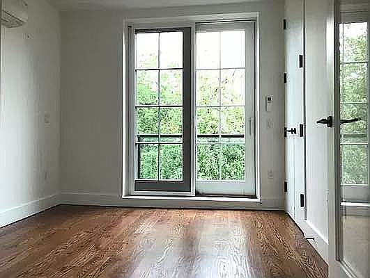 3rd image of 192 Hawthorne St APT 2R