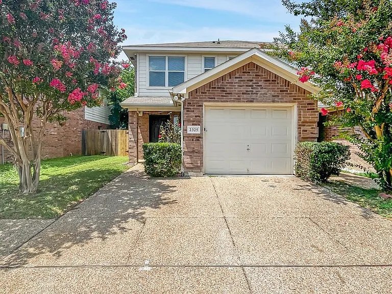 2325 Kingsway Dr — Photo 1