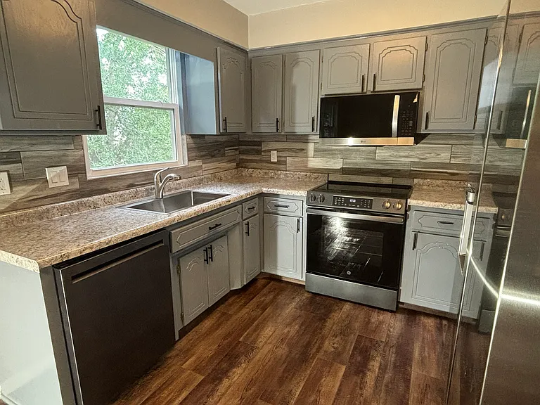 13511 Grover St — Photo 4