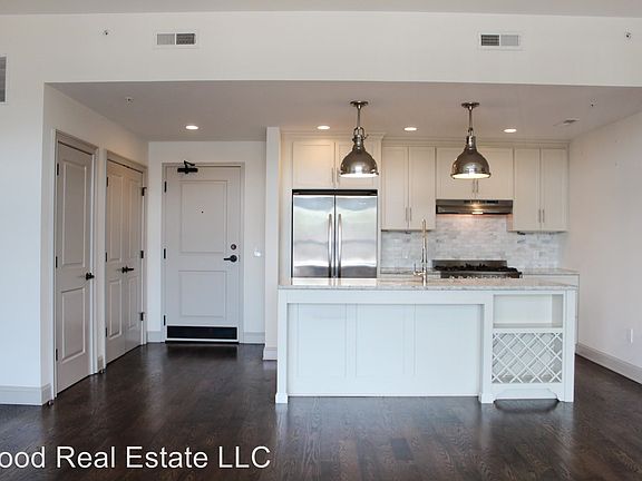 5th image of 939 N High St Unit 309