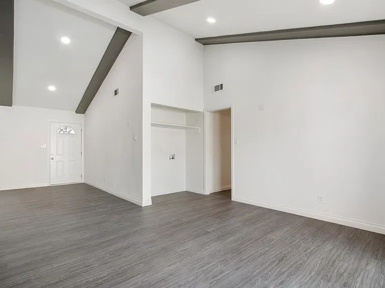 1121 W Holguin St — Photo 7