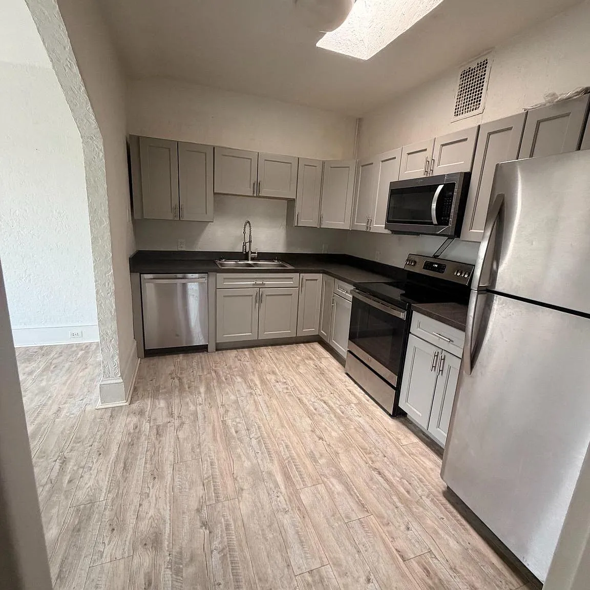 2 bed, 1075 sqft, $1,425 — Photo 2