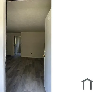 712 SW 70th Ter — Photo 2