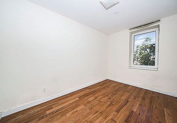 5th image of 960 Willoughby Ave APT 2Q