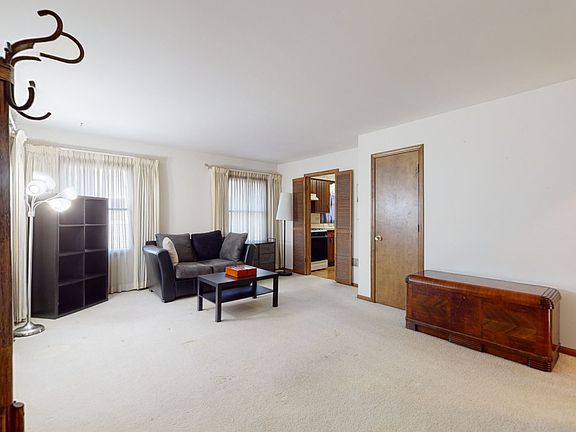 4th image of 2059 Fargo Ave