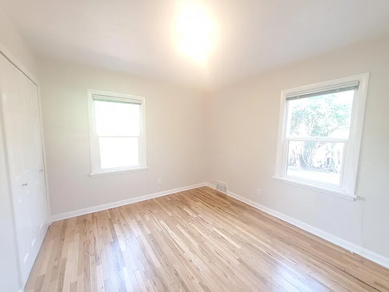 230 E Sussex Ave — Photo 8
