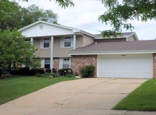 1931 Fieldcrest Ln, Waukesha, WI 53186