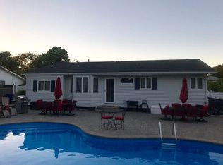 180 Matthews Rd, Oakdale, NY 11769