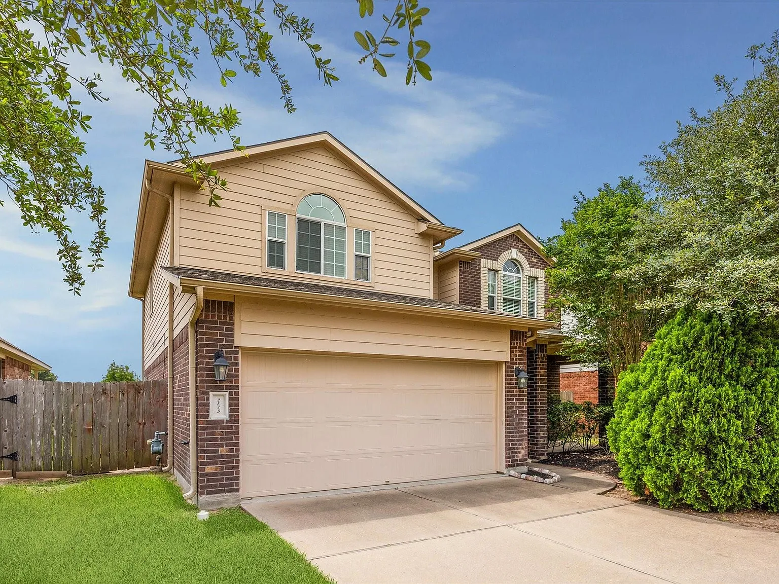 3 bed, 2.5 bath, 2454 sqft, $2,500 — Photo 1