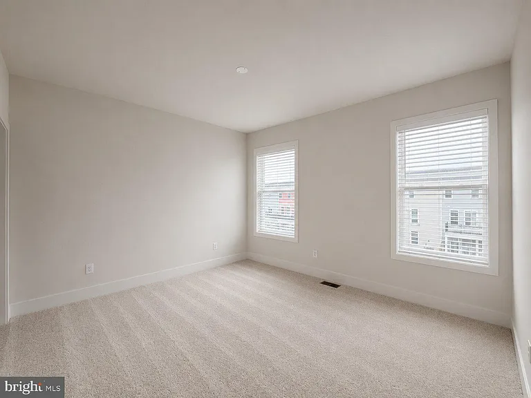 135 Heyford Dr — Photo 42