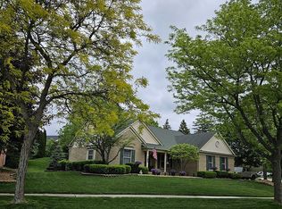 153 Grosvenor Dr, Rochester Hills, MI 48307