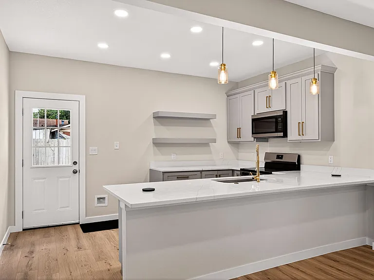 631 E Mistletoe Ave — Photo 6