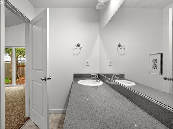 salem-oregon-2101567058 picture