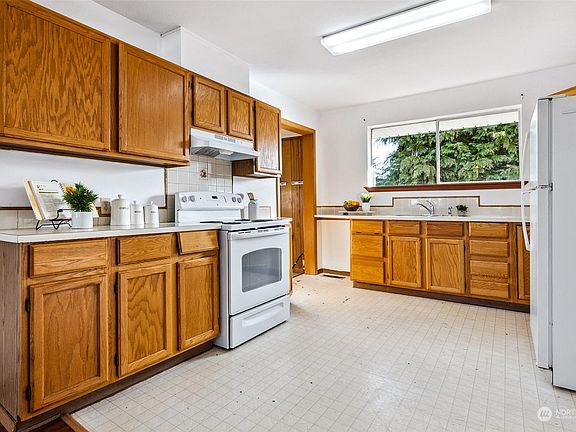 5th image of 401 Louviers Avenue