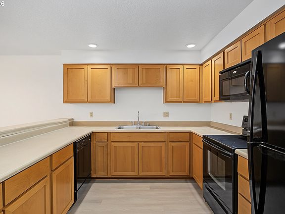 4th image of 522 SE 157th Ave Unit 13