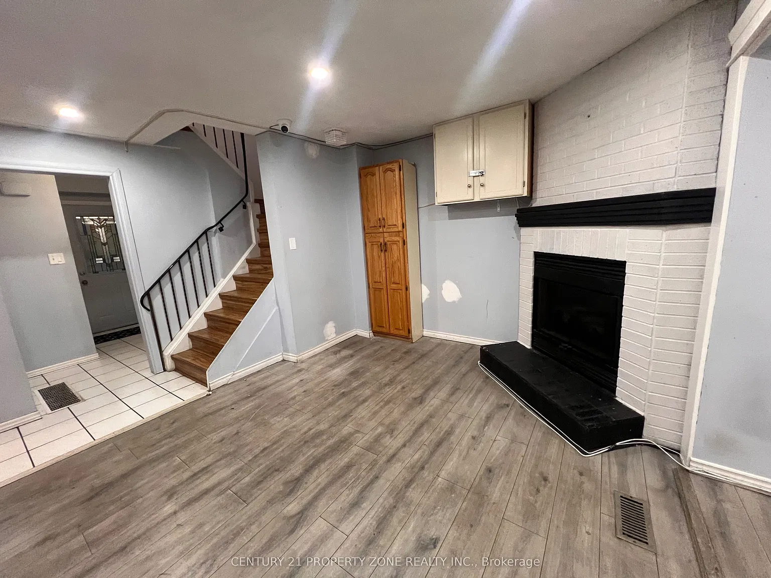 6 Roehampton Cres W — Photo 4