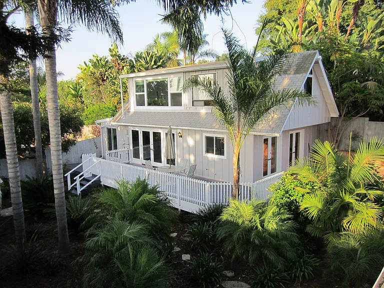 Lovely home in a deluxe garden setting - Quiet and serene. You will love being home.