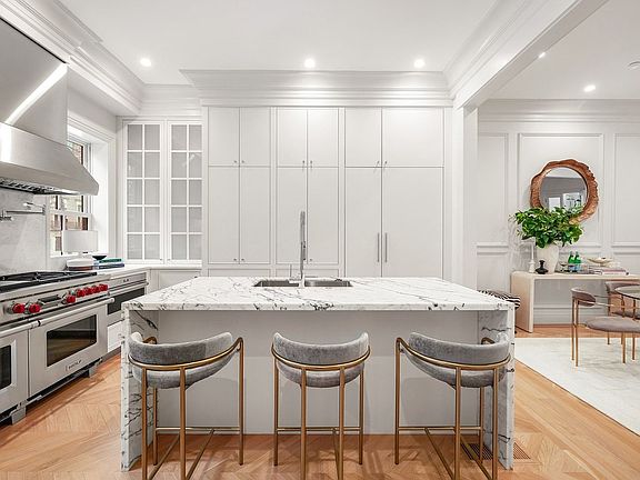 3rd image of 352 Marlborough St