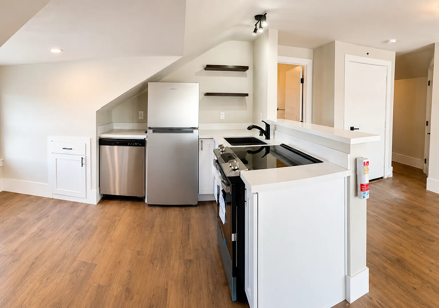 Kitsap Inn Apartments — Photo 4