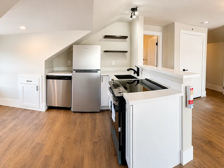 207 Chester Ave — Photo 4