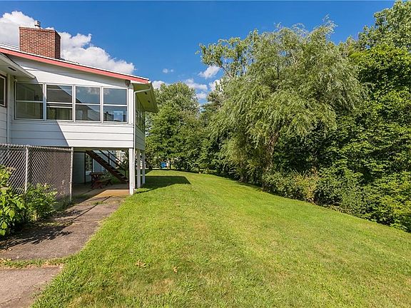 4th image of 46 Valley View Dr