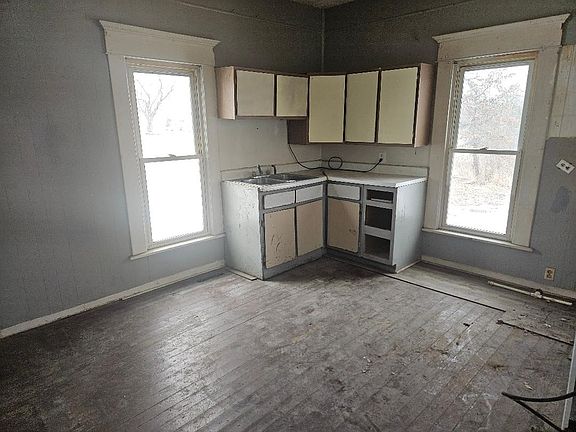 5th image of 206 Main St N