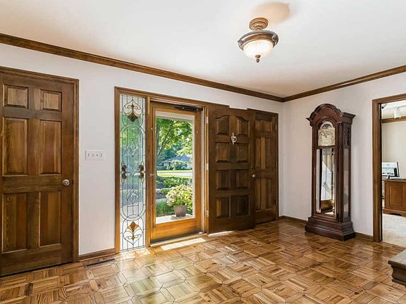 4th image of 837 Nob Hill Dr W