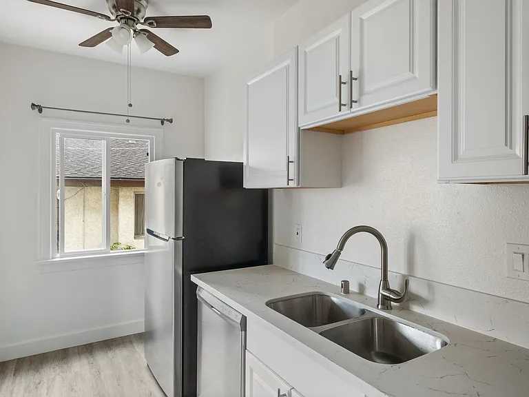 1623 N Mariposa — Photo 7