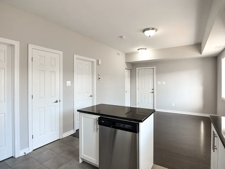 320 Lake Ave E — Photo 8
