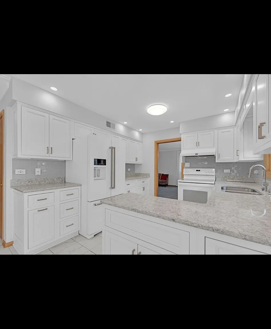 Welcome to a fully furnished, designer-curated rental perfectly optimized for premium comfort. — Photo 4