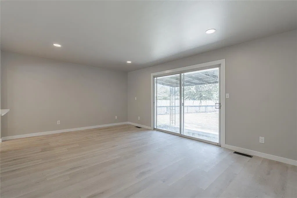 3 bed, 2.0 bath, 1177 sqft, $1,695 — Photo 3