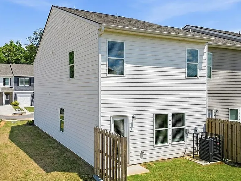 137 Village Green Dr — Photo 2