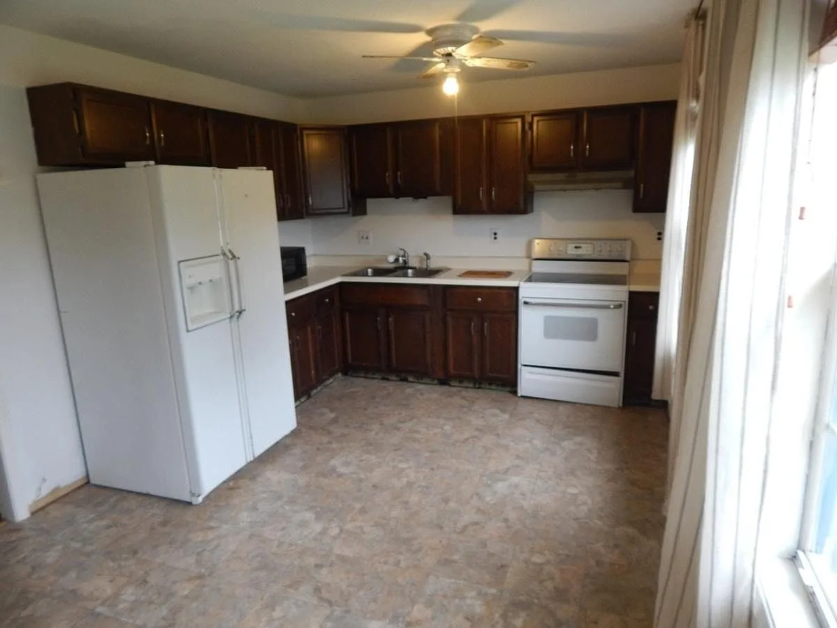 4 bed, 1632 sqft, $2,195 — Photo 3