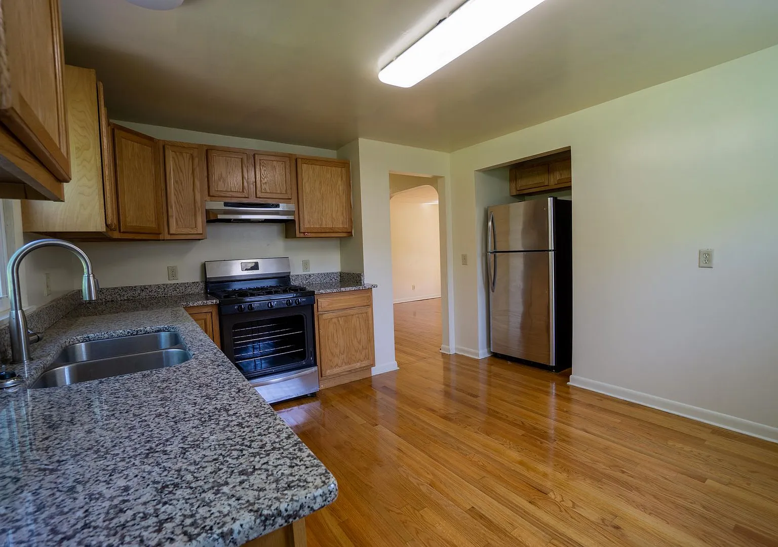 1274 Westcott Apt 1 - 6/1/27 - Bright 1st Floor Flat With Garage and Back Yard Across from Barry ... — Photo 4