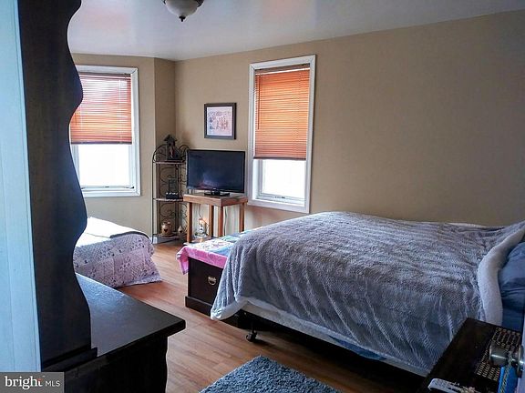 2nd image of 419-421 E 1st St #2